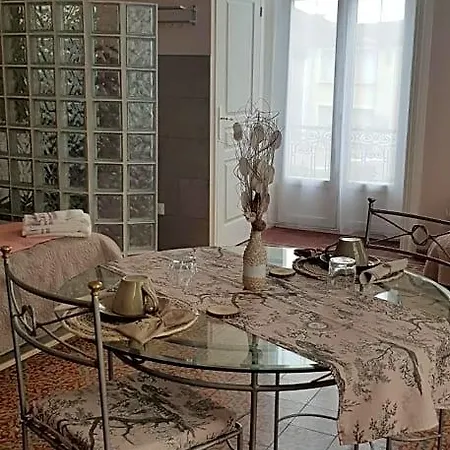 Oda ve Kahvaltı Chez Dedou Et Madou 3*