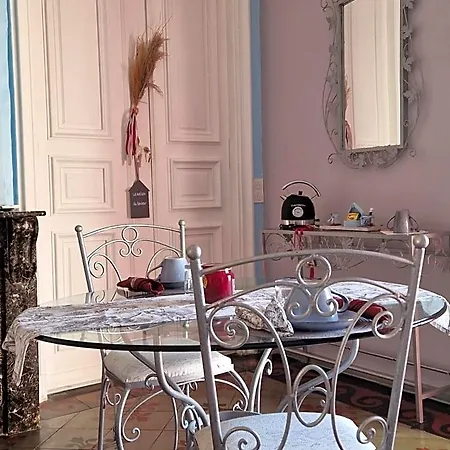 Chez Dedou Et Madou Oda ve Kahvaltı 3*